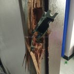Gambar Ilustrasi Pintu Rumah Rusak