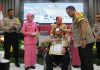 Kapolda Jatim Beri Penghargaan Kepada Bripka Andreas Korban Ketapel 20181130 023024 (1)
