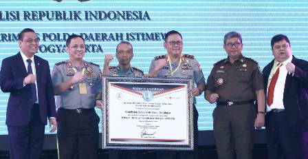 Kapolda Dan Polres Di Jajaran Polda Jatim Terima Penghargaan WBK WBBM KemenPan RB 20181210 082628